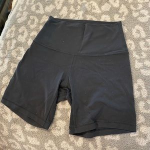 black lululemon biker shorts